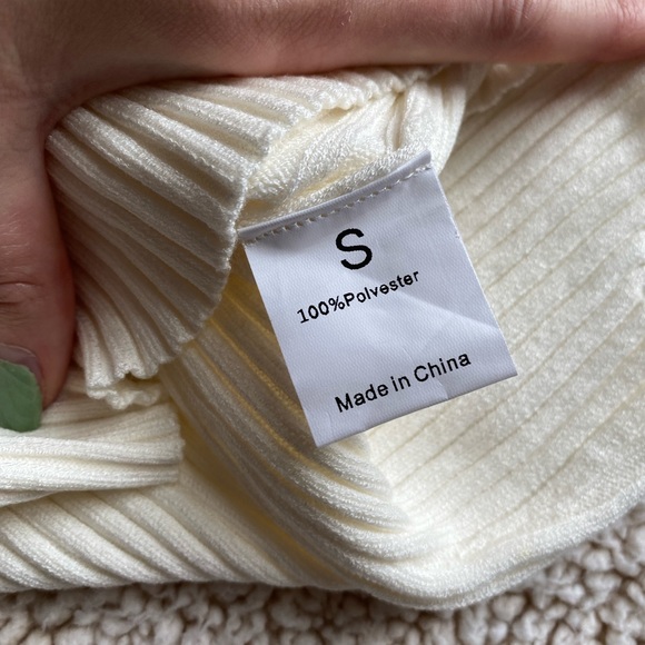 NWOT- Fashion Crop- Halter Twist Crop Top, SIZE: S - Picture 3 of 5